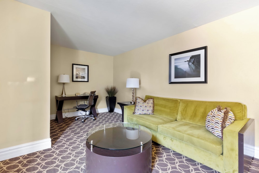 Suite, 2 Bedrooms, Poolside (Two Queen Beds) - Photo 5