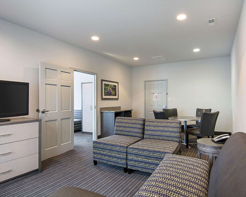 Suite, Multiple Beds, Non Smoking - Photo 3