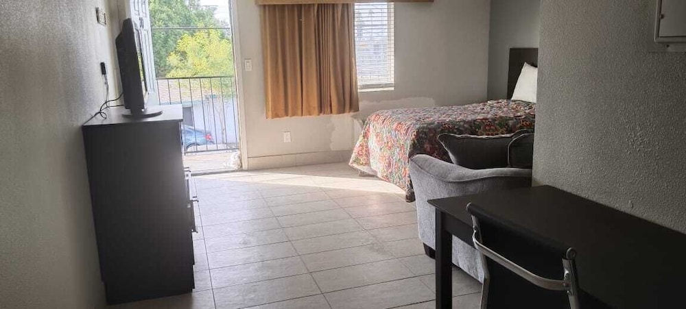 Deluxe Room, 1 Queen Bed, Non Smoking photo 2