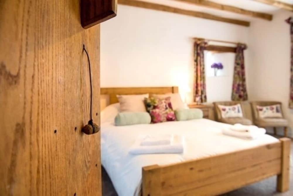 Classic Double Room, 1 King Bed (Coombe Farm - Hare's Hideout) photo 2