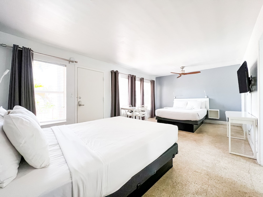Deluxe Studio, 2 Queen Beds photo 2