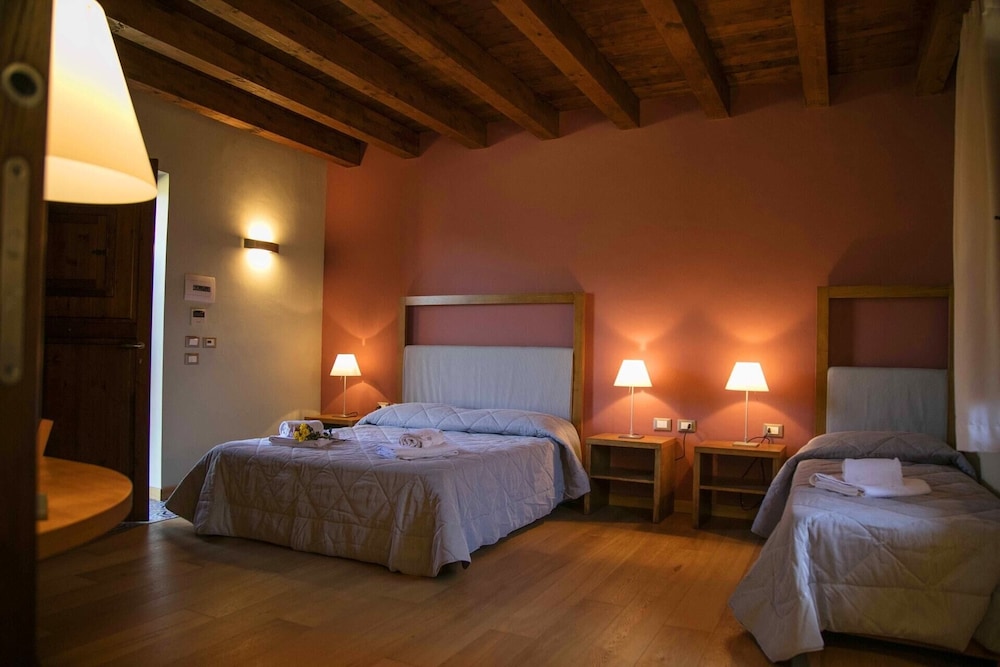 Standard Triple Room, Multiple Beds, Non Smoking, Courtyard View photo 2