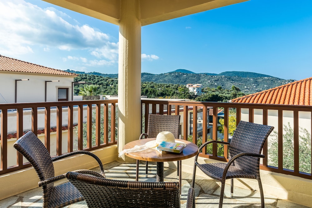 Family Room, Garden View - Photo 5