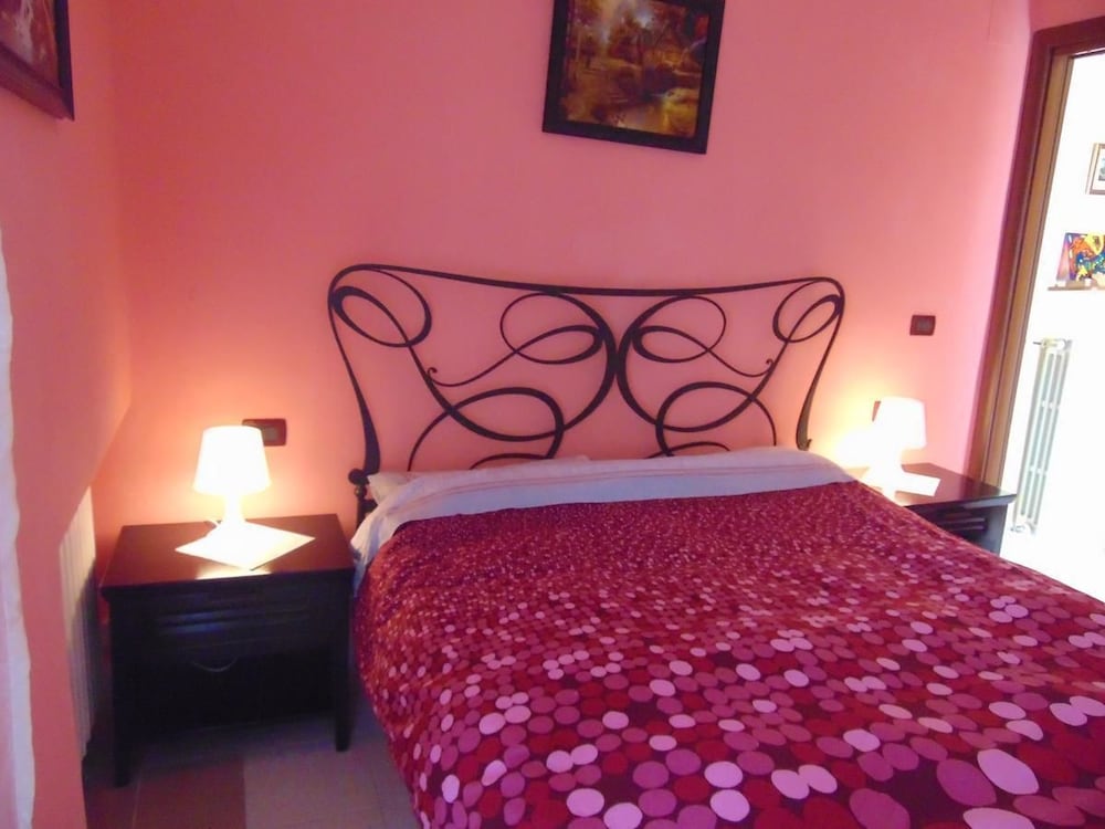 House, 2 Bedrooms photo 1