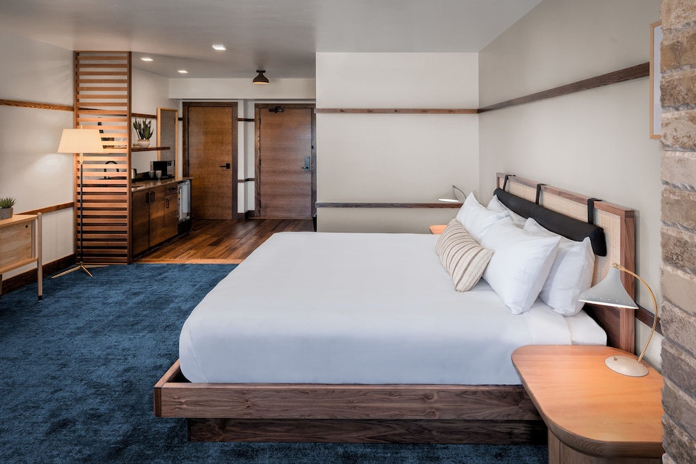 Deluxe Room, 1 King Bed, Mountain View (ADA - Accessible) photo 3