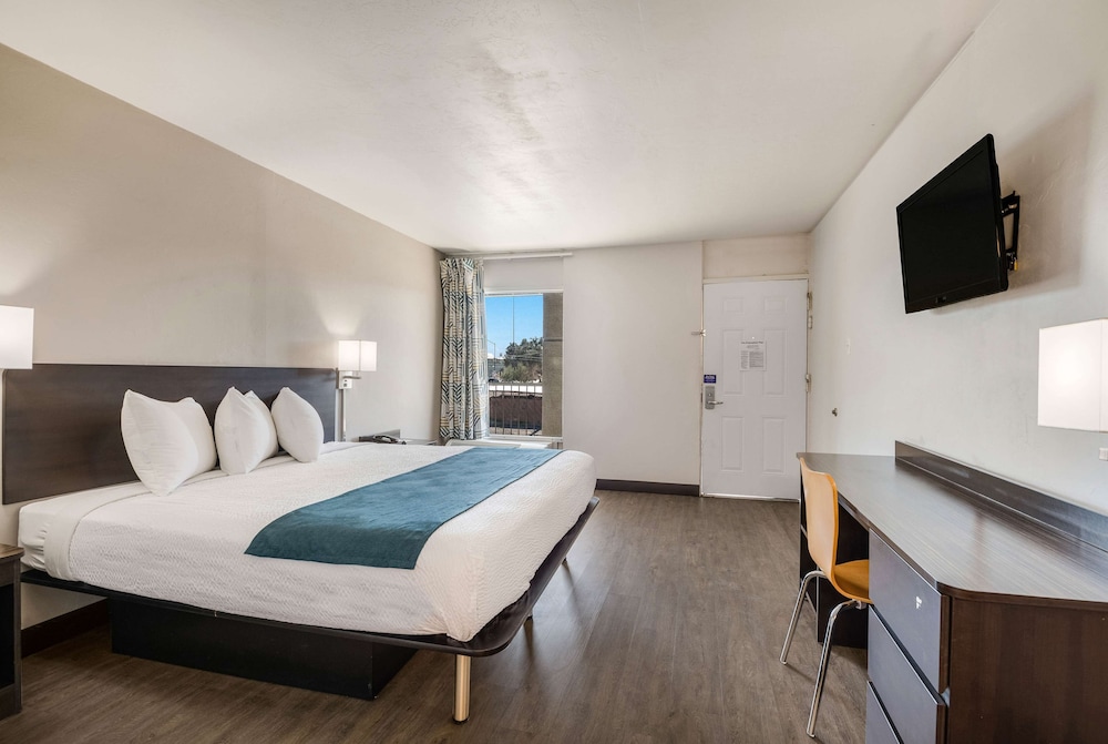 Standard Room, 1 King Bed, Non Smoking, Refrigerator - Photo 3