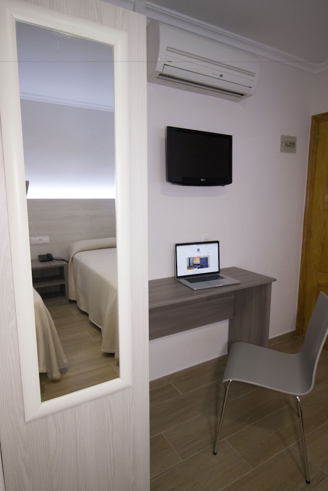 Business Twin Room, 2 Twin Beds, Roll-in Shower (qq) photo 2