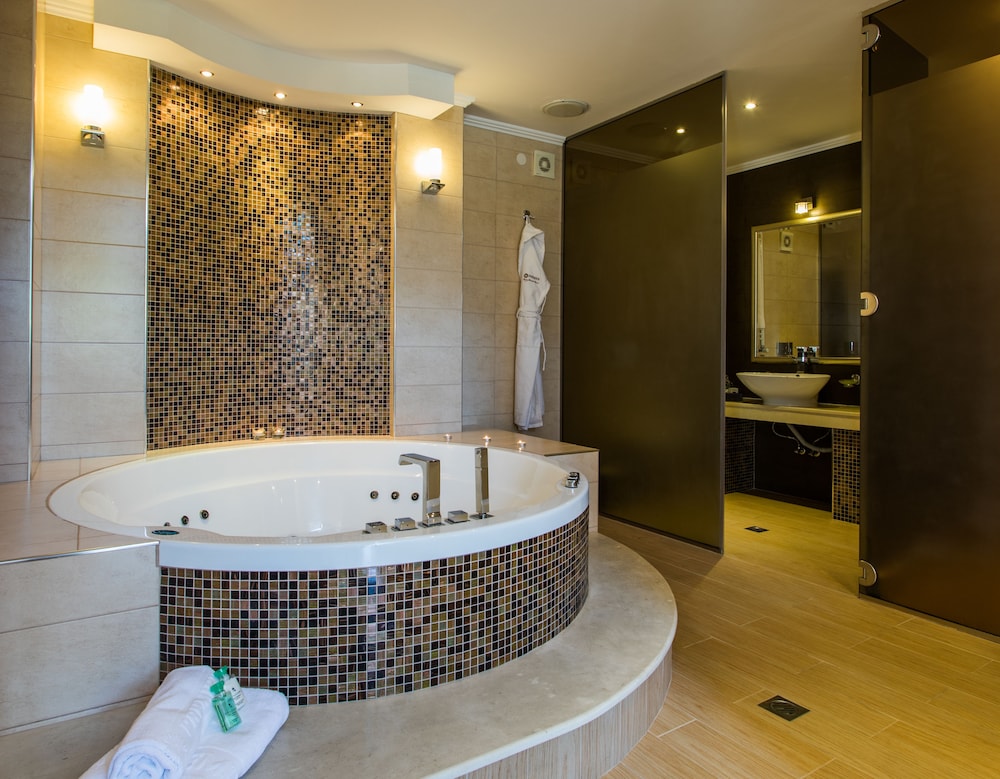 Honeymoon Suite, 1 Double Bed, Hot Tub, Mountain View photo 3