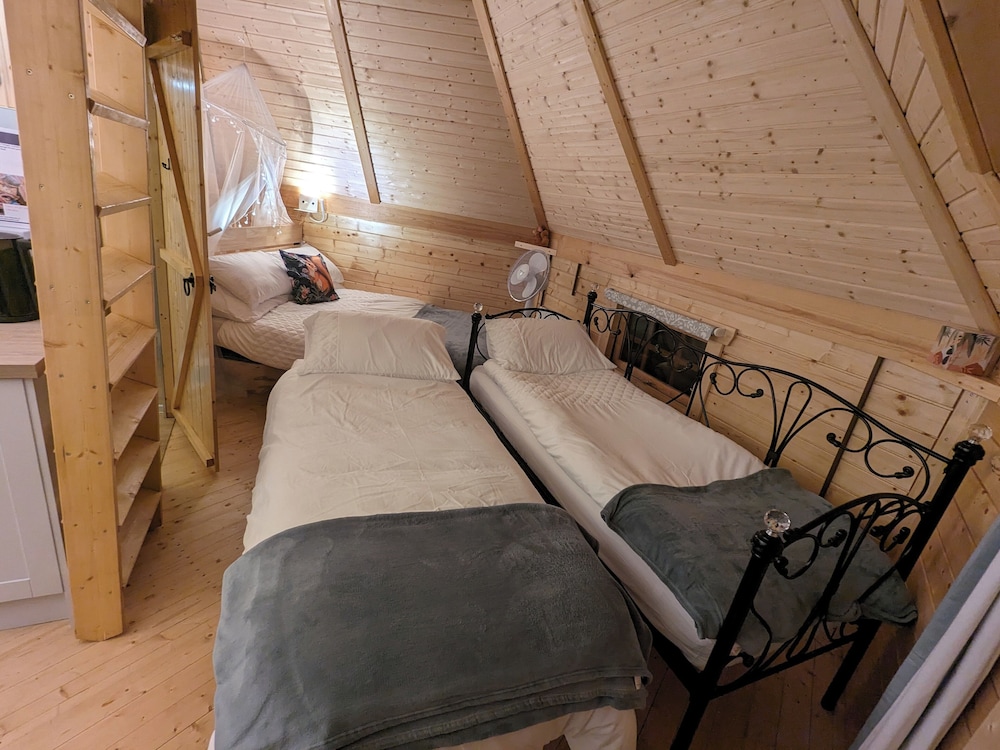 Romantic Cabin, Multiple Beds, Kitchenette, Garden View photo 2