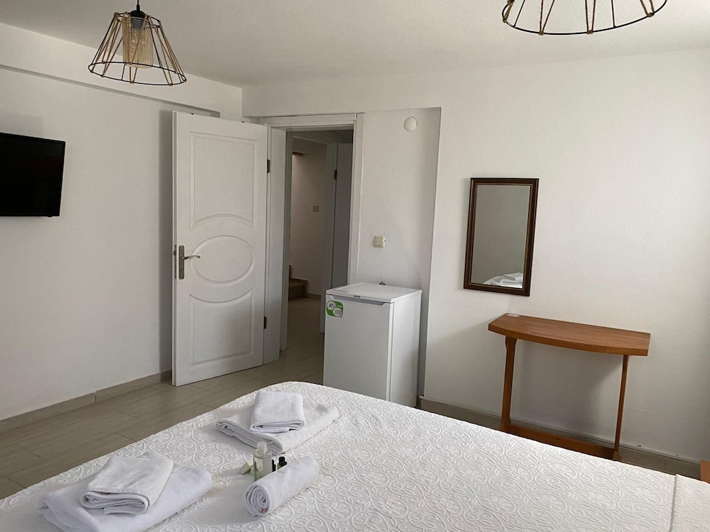 Economy Double Room, Basement Floor photo 3