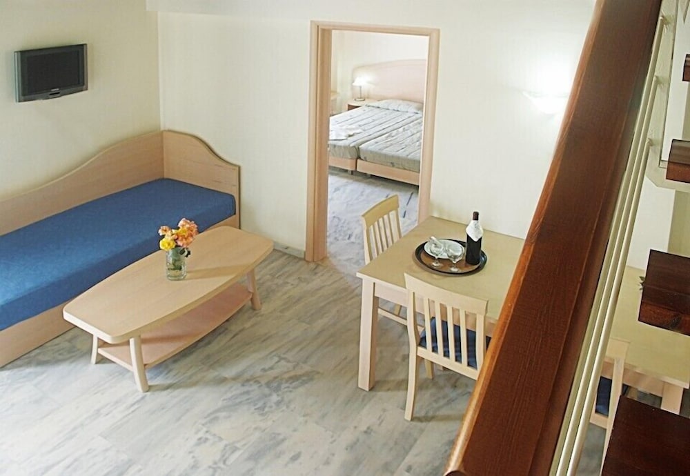 Family Room, 1 Bedroom - Photo 8