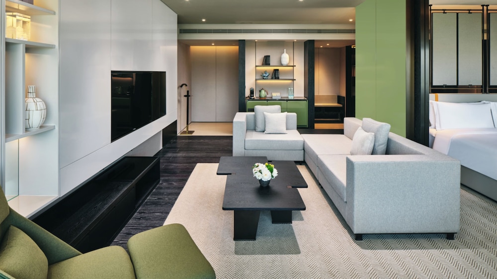 Junior Suite, 1 King Bed, Garden View