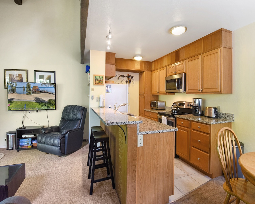 Townhome, 2 Queen Beds, Balcony, Mountain View (Cozy Retreat at the Kingswood Village) photo 3