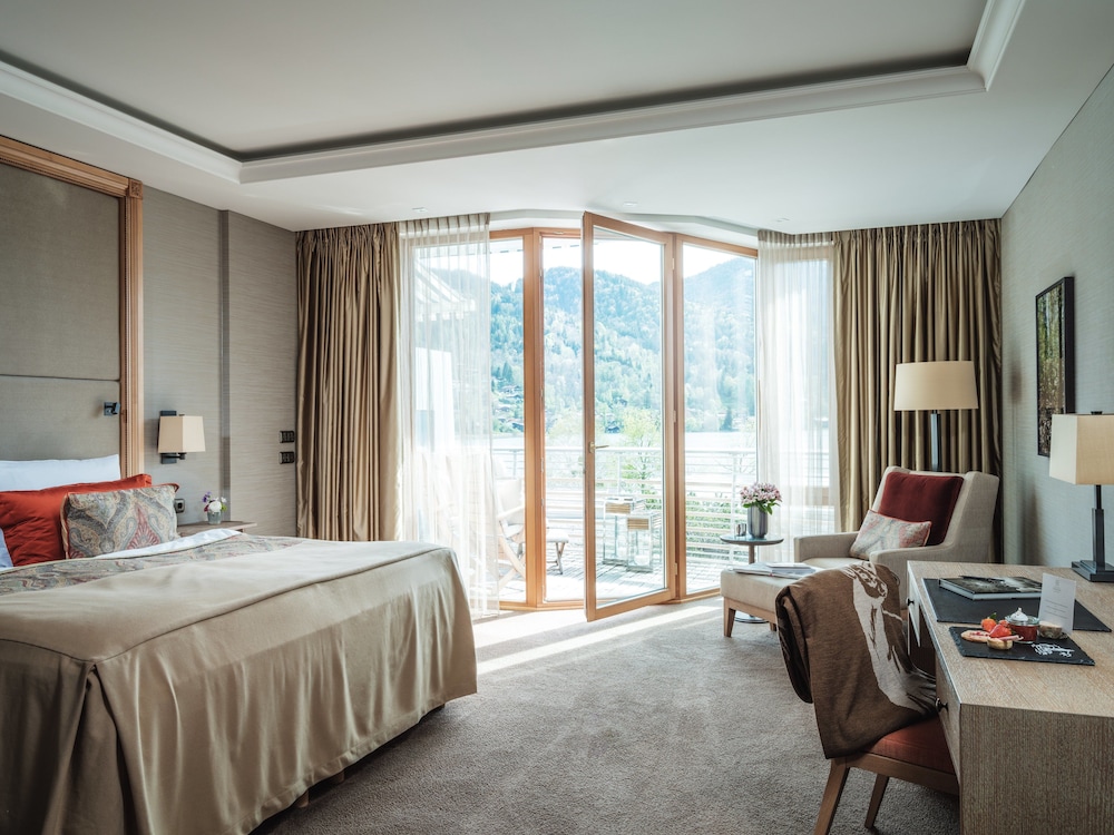 Elegant Nature Deluxe Room with Lake View