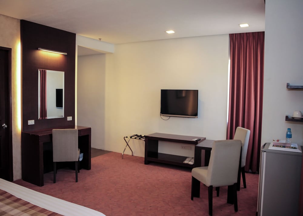 Executive Suite - Photo 9