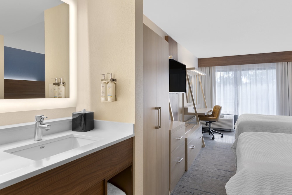 Standard Room, Multiple Beds thumbnail 5