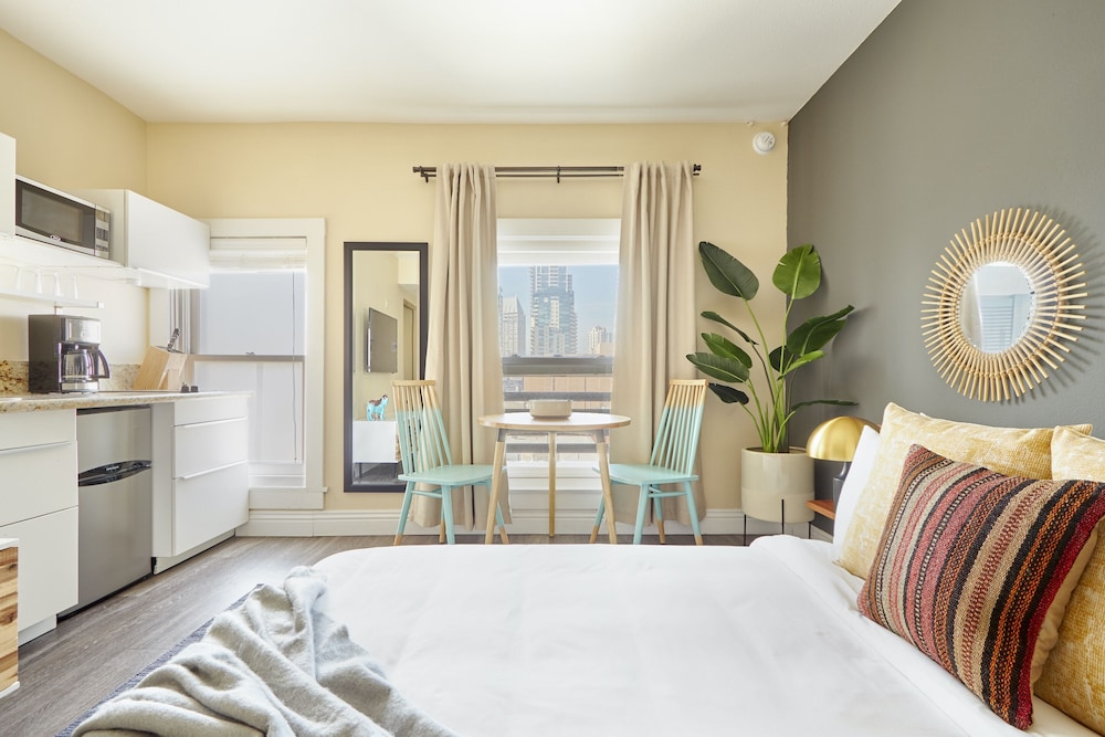 Deluxe Studio, 1 Queen Bed (Self Check-in with Virtual Front Desk)