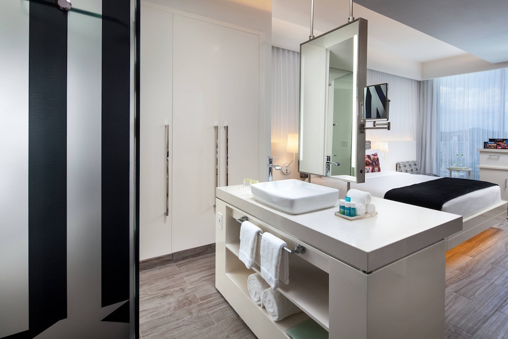 Deluxe, Guest room, 1 King, Partial City view