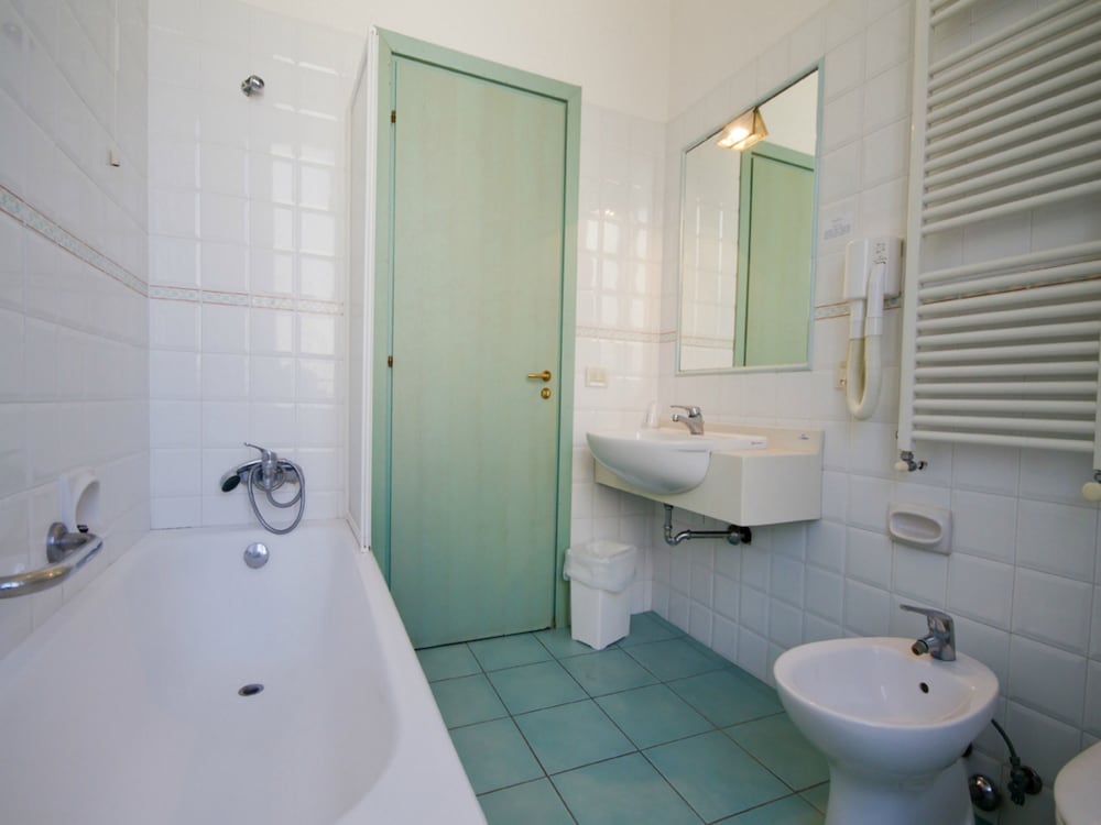 Classic Double or Twin Room, Sea View - Photo 4