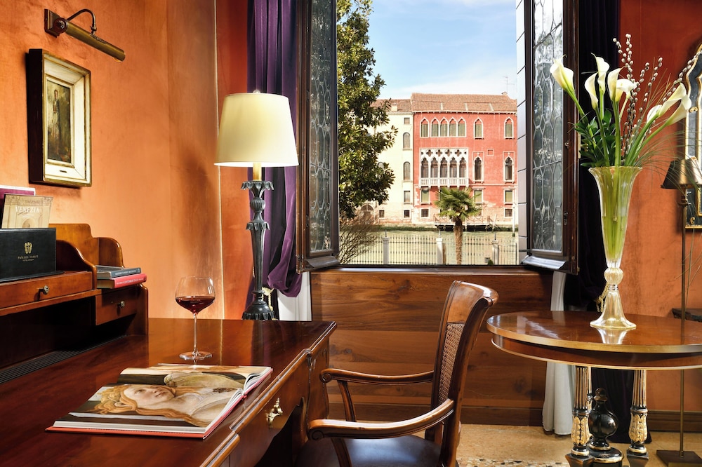 Premier Double Room, Canal View photo 2