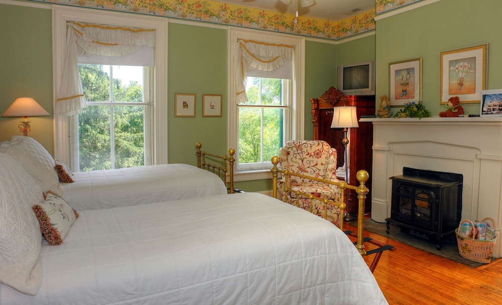 Basic Single Room, 1 Queen Bed