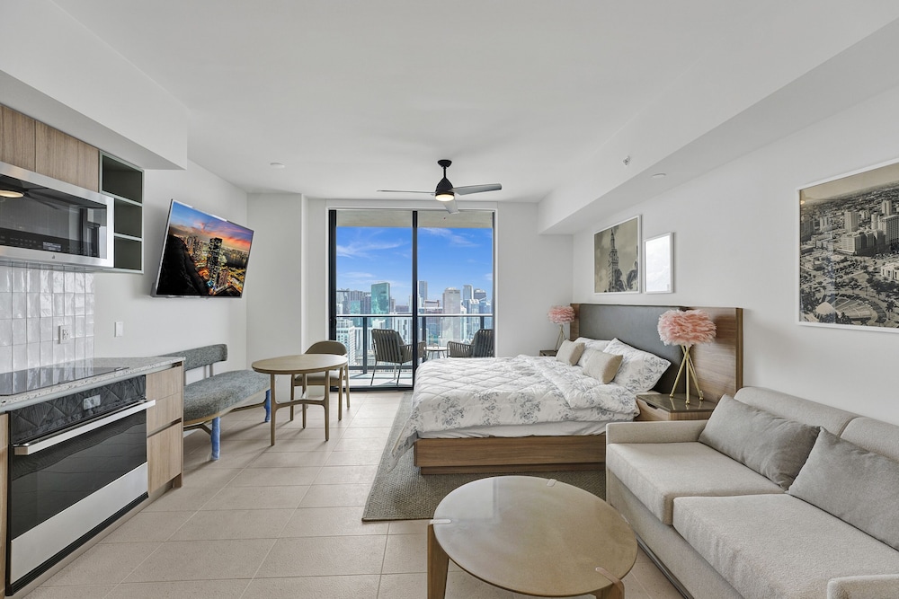 Luxury Studio, City View photo 2