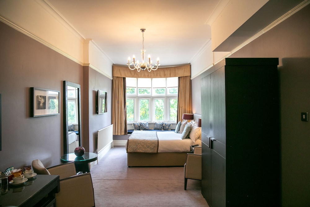Junior Suite, 1 King Bed, Garden View photo 2