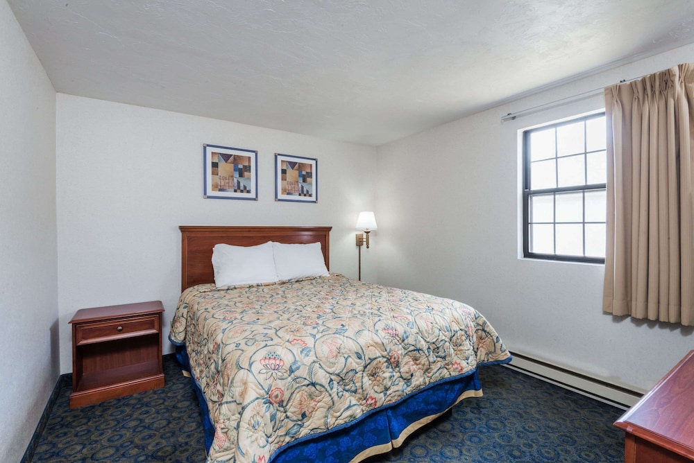 Room, 1 Queen Bed, Smoking - Photo 5