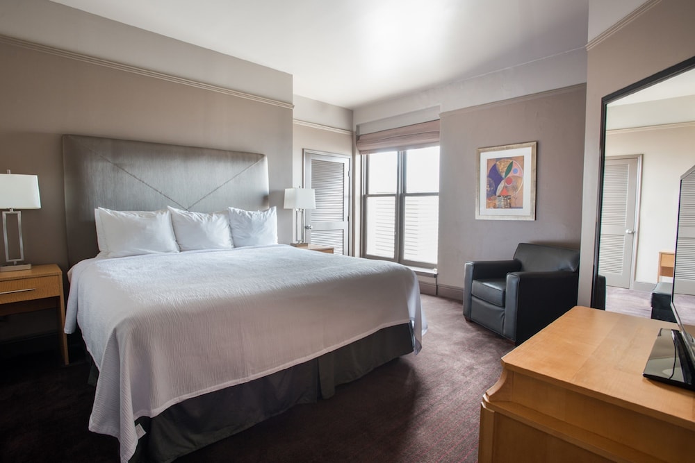 Signature King Suite photo 1