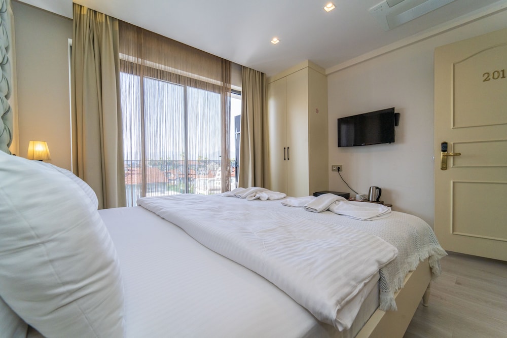 Standard with Balcony - Photo 7