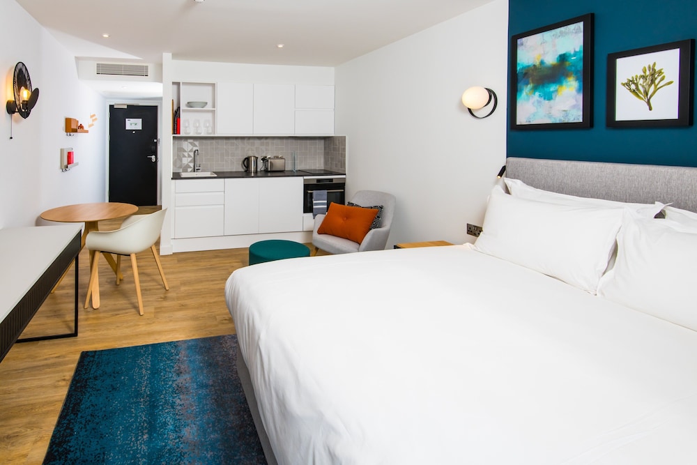 Studio Suite, 1 King Bed, Kitchen - Photo 6