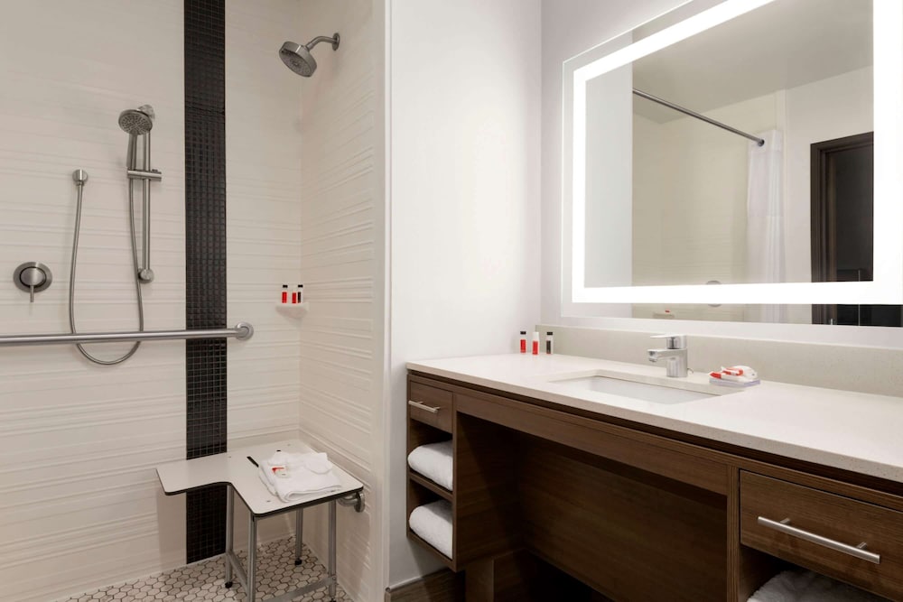 Room, 1 King Bed, Accessible, Non Smoking (Mobility/Roll-in Shower) - Photo 9