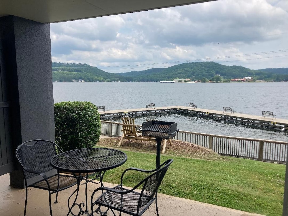 Deluxe Room, 1 King Bed, Resort View Lakefront, photo 6