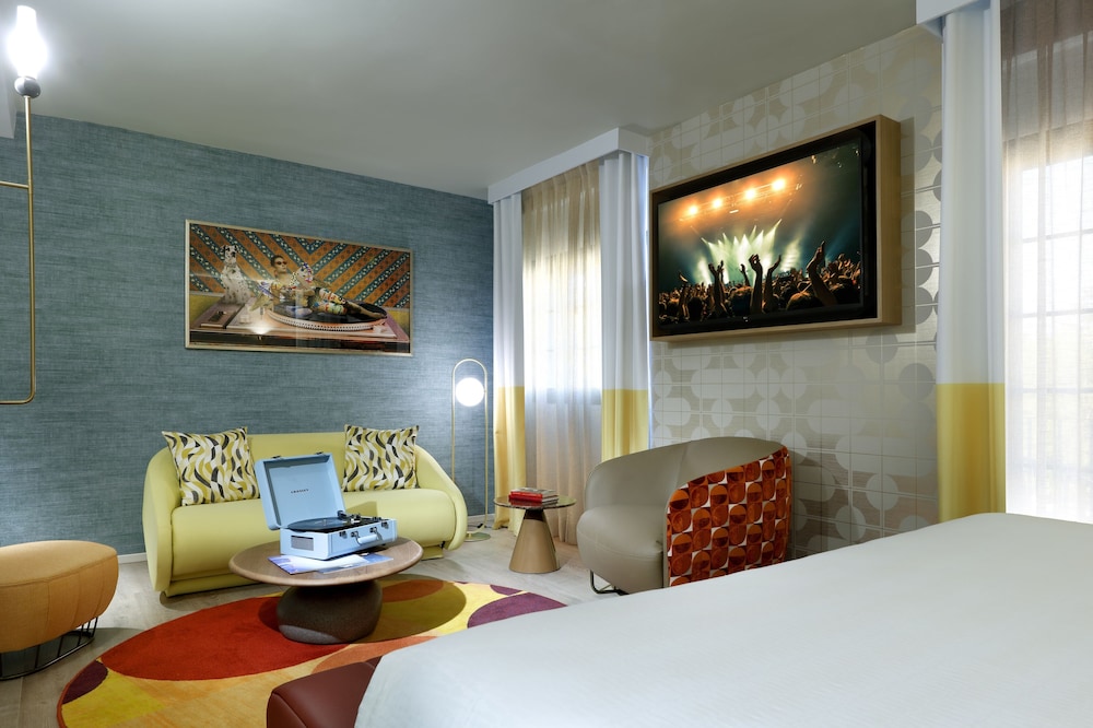 Studio Suite, Pool View thumbnail 5