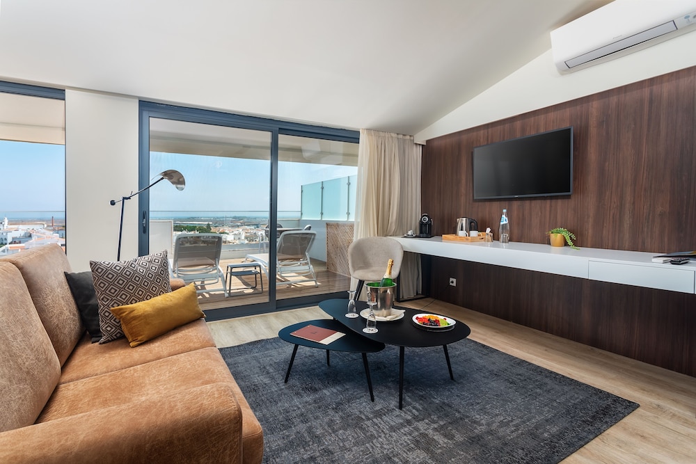 Deluxe Suite - Photo 5