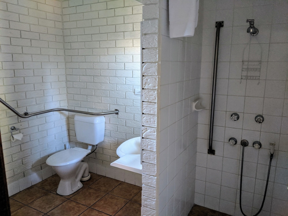 Deluxe Twin Room (1 x Queen and 1 x Single Beds) photo 2