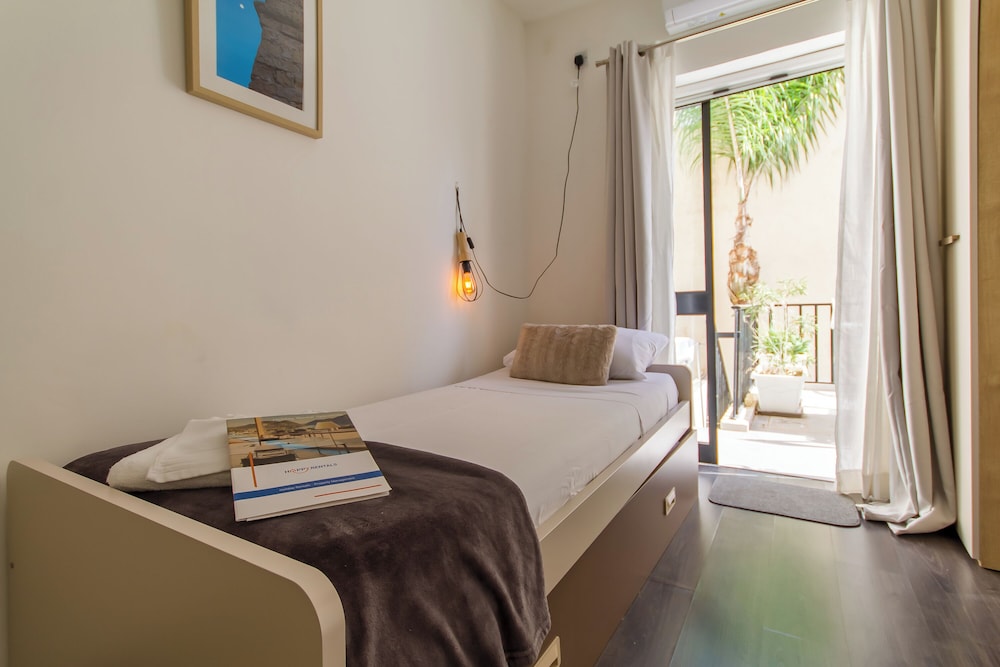 Standard Room, Multiple Bedrooms (SwieqiStay room4 shared bath -) photo 1