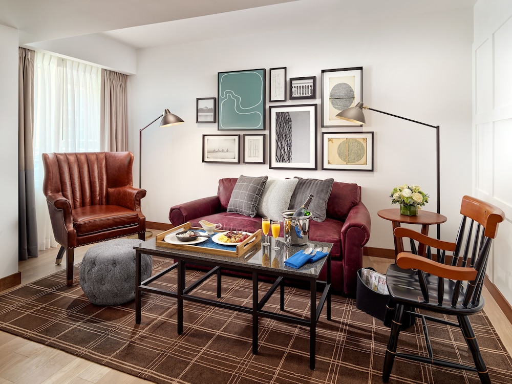 Suite, 1 King Bed (Fellows)