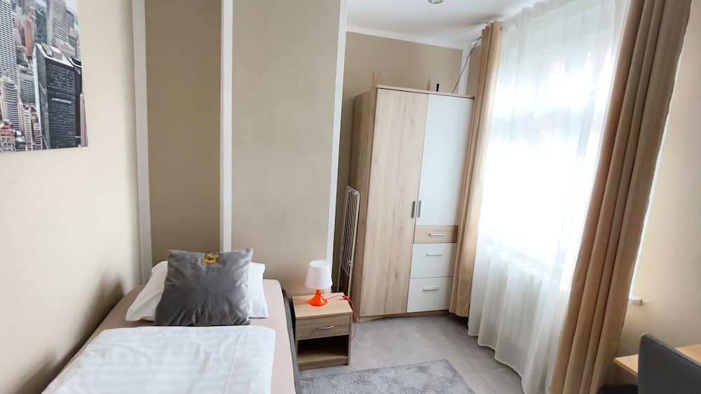 Standard Single Room, Shared Bathroom photo 3