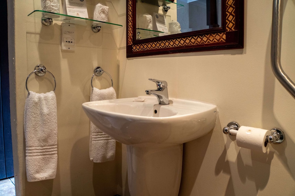 Accessible Twin Room photo 3