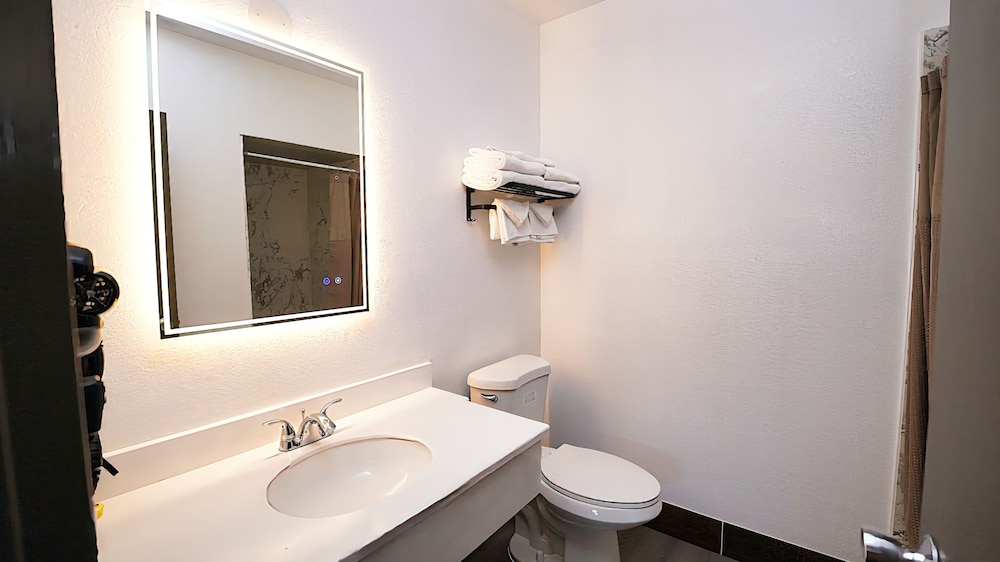 Newly Remodeled Room, King Bed, Balcony, Non-Smoking - Photo 9