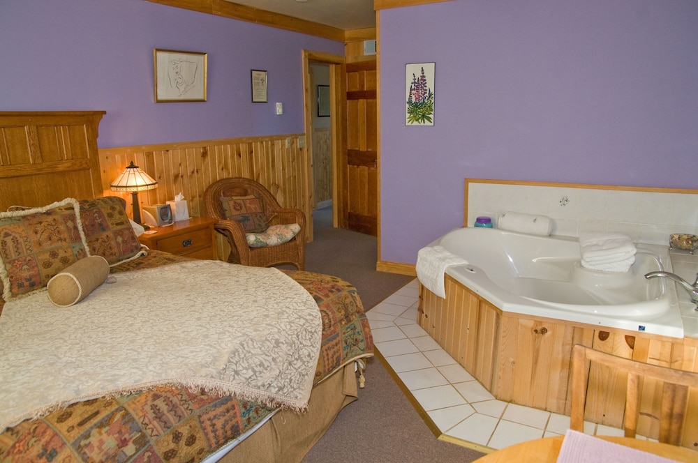 Ollie'S Room - Standard Room, 1 Queen Bed, Jetted Tub, Corner photo 1