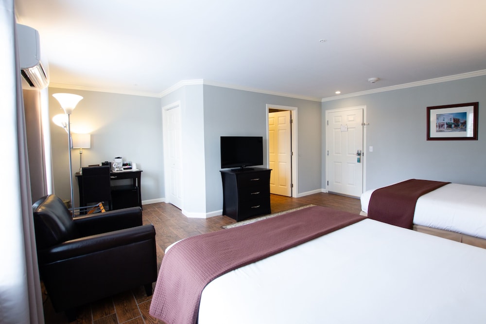 Standard Room, 2 Queen Beds, Non Smoking photo 2