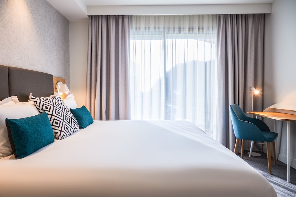 Premium Room, 1 King Bed, Balcony, Pool View - Photo 6
