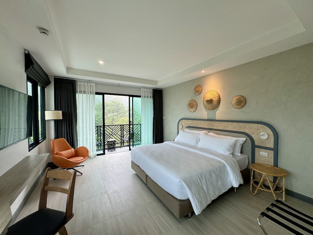 Premium Studio Suite, 1 King Bed, Pool View - Photo 9