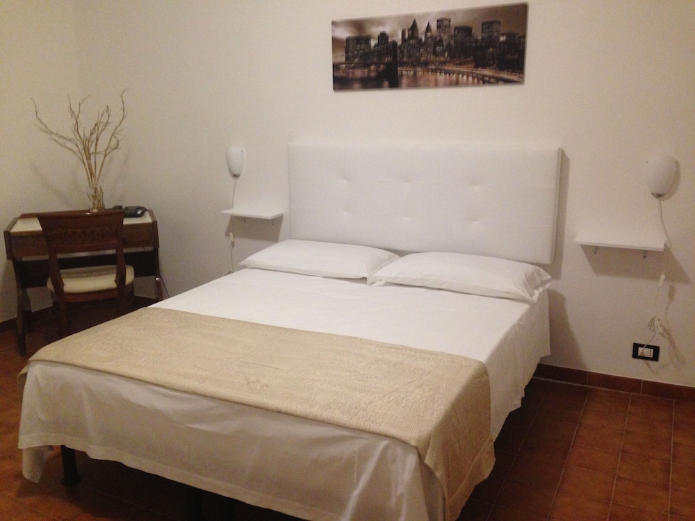Economy Triple Room photo 2