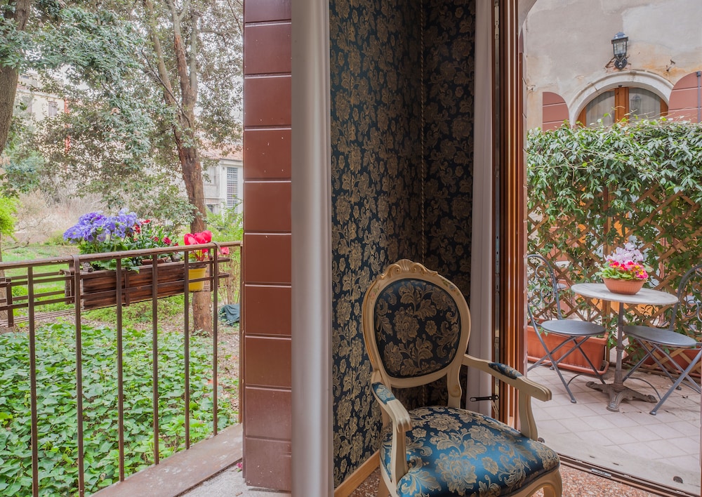 Deluxe Double Room, terrace, 1 large double bed photo 3