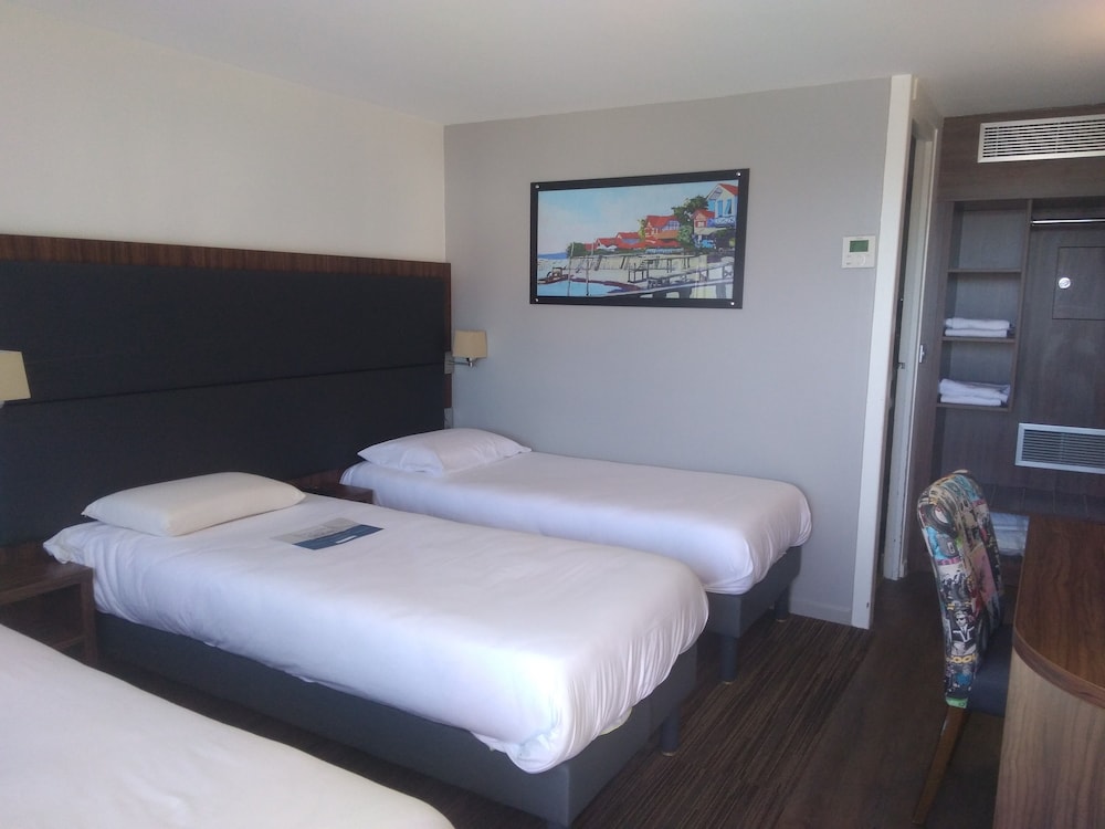 Standard Room, Multiple Beds - Photo 1