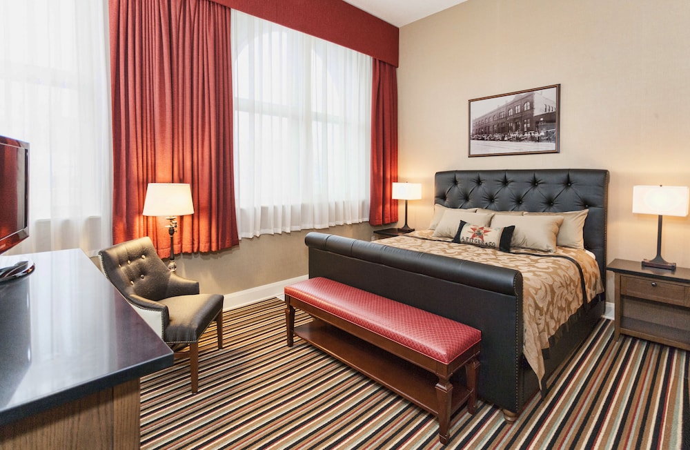 Suite, 1 King Bed With Sofa Bed, City View