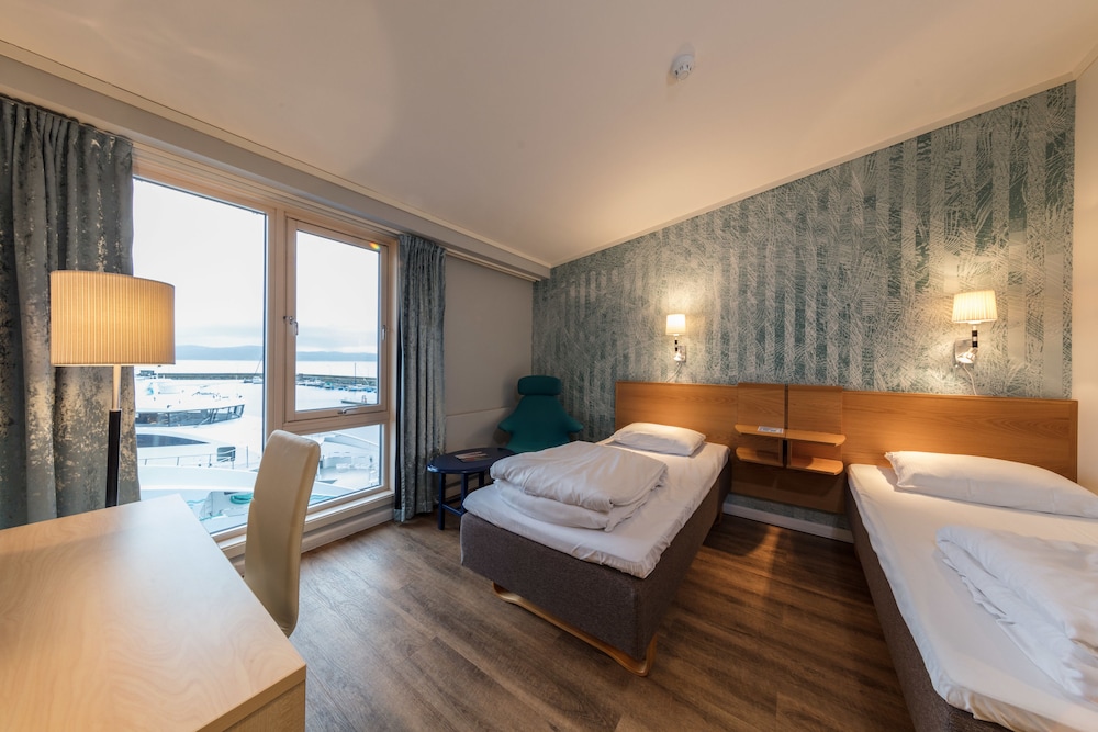 Single Room, 2 Twin Beds, Partial Ocean View photo 2